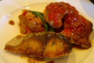 「皿田」のランチ　「国産鶏のオーブン焼トマトソース」と「鯖の竜田揚げ」