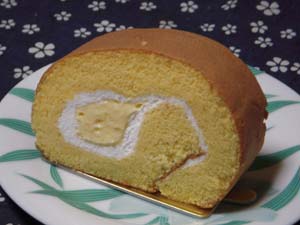 「カフェ　デリ プリュ」米粉のロールケーキ