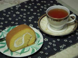 「カフェ　デリ プリュ」米粉のロールケーキ