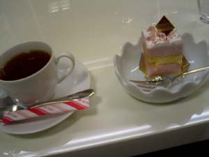 カフェラブアンドピースにて　スクエアケーキと紅茶のセット